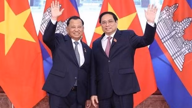 Le Premier ministre Pham Minh Chinh (à droite) et le Président du Sénat du Cambodge Samdech Say Chhum, à Hanoi, le 25 octobre. Photo : VNA. 