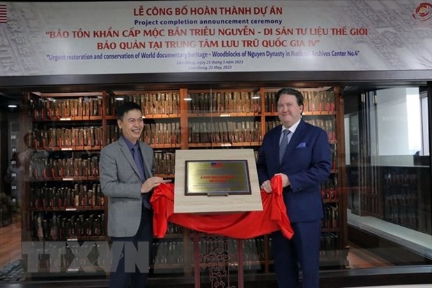 L'ambassadeur des États-Unis au Vietnam (à droite) remet une subvention à un représentant du Département de Gestion des documents et des archives d'État. Photo : VNA.
