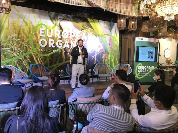 Marco Schlueter, responsable de la stratégie et du développement international de Naturland, partage des opportunités de coopération et d’élargissement du marché des produits bio au Vietnam. Photo: Truong Giang/VNA