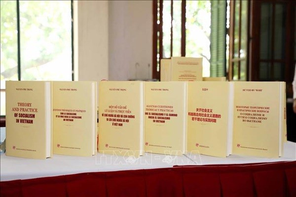 Livre intitulée « Mot so van de ly luan va thuc tien ve chu nghia xa hoi va con duong di len chu nghia xa hoi o Viet Nam » (grossièrement traduit par « Quelques questions théoriques et pratiques sur le socialisme et le voie vers le socialisme au Vietnam ») du Secrétaire général du PCV Nguyen Phu Trong. Photo : VNA