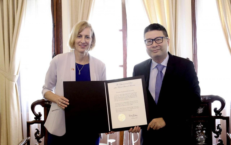Le directeur par intérim du Département consulaire, Doan Hoang Minh (à droite), remet le certificat d’acceptation consulaire à Susan Marie Burns, nouvelle consule générale des États-Unis à Hô Chi Minh-Ville.Photo: baoquocte