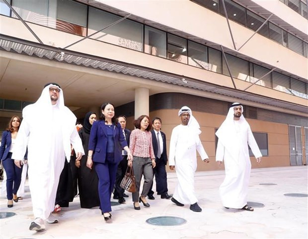 La Vice-Présidente vietnamienne, Vo Thi Anh Xuân (2e à partir de la gauche, au 1er plan) à Abu Dhabi, aux Émirats arabes unis. Photo : VNA.