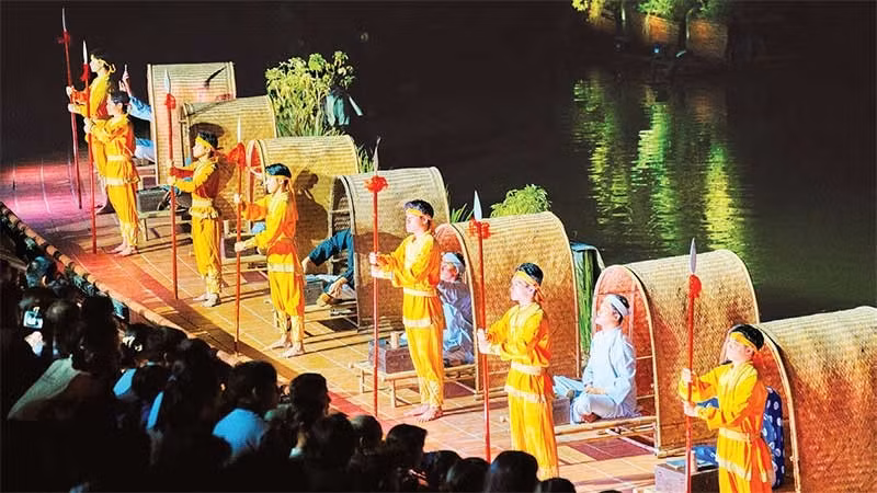 Le spectacle en plein air « Quintessence du Tonkin » a fourni un large aperçu de la vie du village. Photo: NDEL