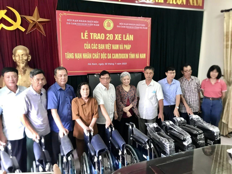 Lors de la cérémonie de remise de 20 fauteuils roulants à 20 victimes de l’Agent orange à mobilité réduite. Photo: thoidai