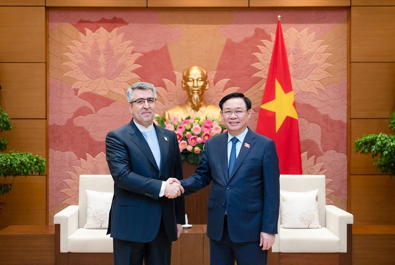 Le président de l’Assemblée nationale du Vietnam, Vuong Dinh Hue (à droite), et l’ambassadeur iranien au Vietnam, Ali Akbar Nazari, lors d’une rencontre le 25 juillet 2023 à Hanoi. Photo: Quochoi.vn