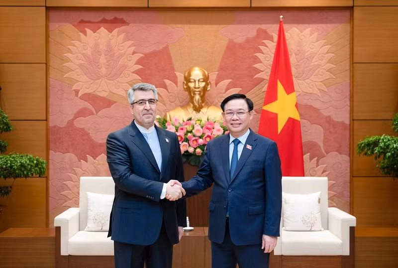 Le président de l’Assemblée nationale du Vietnam, Vuong Dinh Hue (à droite), et l’ambassadeur iranien au Vietnam, Ali Akbar Nazari, lors d’une rencontre le 25 juillet 2023 à Hanoi. Photo: Quochoi.vn