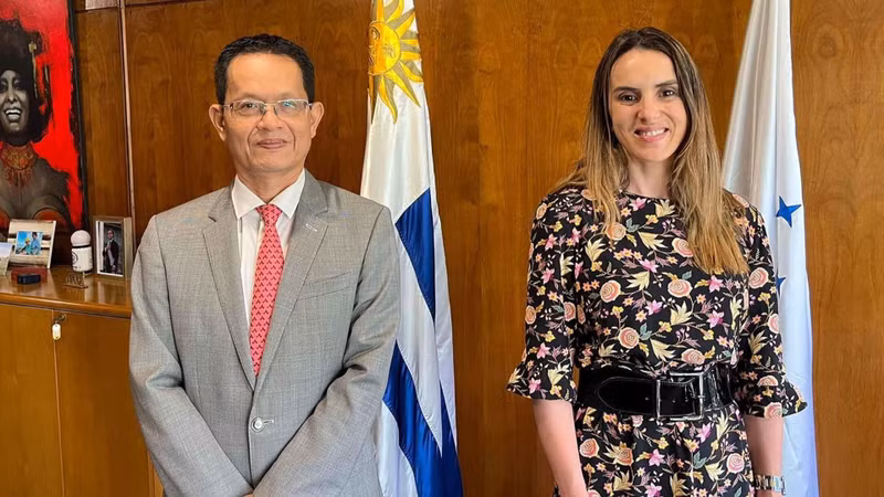 L’ambassadeur du Vietnam en Argentine et en Uruguay, Duong Quoc Thanh (à gauche), et la vice-ministre des Affaires étrangères de l'Uruguay, Carolina Ache Batlle. Photo: baoquocte