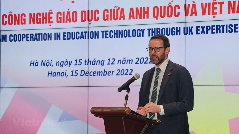 L’ambassadeur du Royaume-Uni au Vietnam, Iain Flew, prend la parole. Photo: VNA