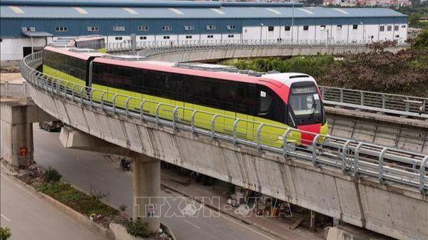 Premiers essais pour la ligne ferroviaire reliant Nhôn à la gare de Hanoi. Photo: VNA