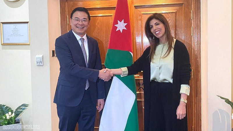 Le vice-ministre des Affaires étrangères Pham Quang Hieu (à gauche) et la ministre jordanienne des Affaires étrangères et des Expatriés, Leena Al-Hadid. Photo: baoquocte.vn