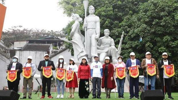 Le ministère du Plan et de l'Investissement offre 400 cannes blanches à des malvoyants vietnamiens et ceux de pays de l'ASEAN. Photo: nhandan.vn