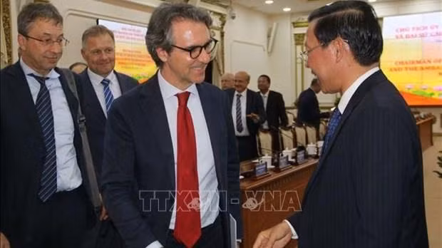 Le président du Comité populaire de Ho Chi Minh-Ville, Phan Van Mai (droite), et l'ambassadeur Giorgio Aliberti, chef de la Délégation de l'UE au Vietnam. Photo: VNA
