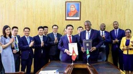 Nguyên Manh Hùng, ministre vietnamien de l’Information et des Communications et Nape Moses Nnauye, ministre tanzanien de l'Information, des Communications et des Technologies de l'information. Photo : Ministère vietnamien de l’Information et des Communications. 