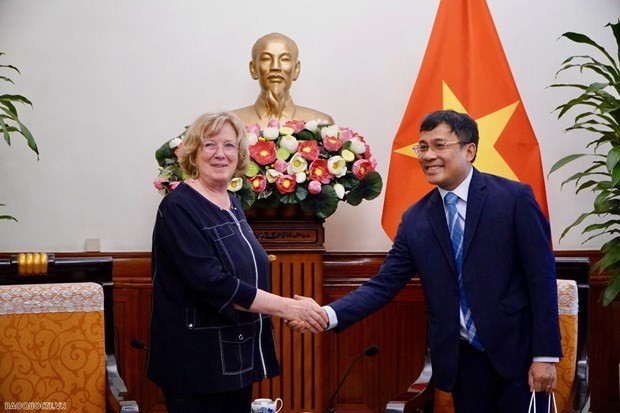 Le vice-ministre permanent des Affaires étrangères, Nguyên Minh Vu, et Catherine Deroche, présidente de la Commission des Affaires sociales du Sénat française. Photo : VNA.