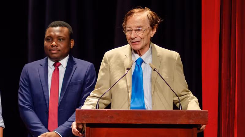 Le professeur Odon Vallet lors de la cérémonie de remise des bourses Vallet aux élèves et étudiants de 20 provinces et villes du Sud le 27 août. Photo: hcmut.edu.vn