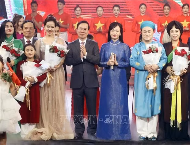 Le Président Vo Van Thuong (au milieu) et son épouse posent avec les artistes lors de la cérémonie en l’honneur de la 78e Fête nationale vietnamienne à l’Opéra de Hanoi. Photo : VNA.