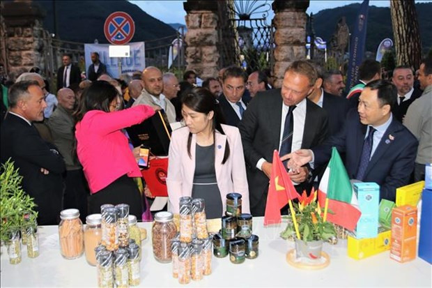 Le ministre italien de l’Agriculture Francesco Lollobrigida (2e, à partir de la droite) visitant le stand vietnamien. Photo : VNA.