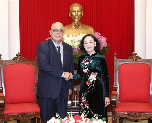 Truong Thi Mai, membre du Bureau Politique, Permanente du Secrétariat du Parti communiste du Vietnam (PCV), et Luis Antonio Torres Iríbar, membre du Comité central du Parti communiste de Cuba (PCC), premier secrétaire du Comité du PCC de La Havane. Photo : VNA.