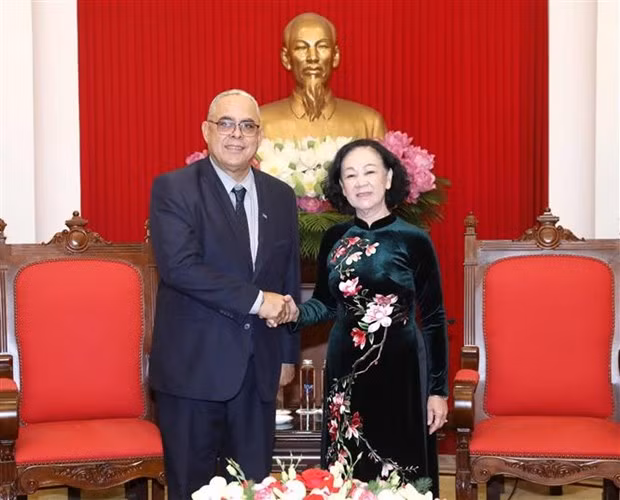 Truong Thi Mai, membre du Bureau Politique, Permanente du Secrétariat du Parti communiste du Vietnam (PCV), et Luis Antonio Torres Iríbar, membre du Comité central du Parti communiste de Cuba (PCC), premier secrétaire du Comité du PCC de La Havane. Photo : VNA.