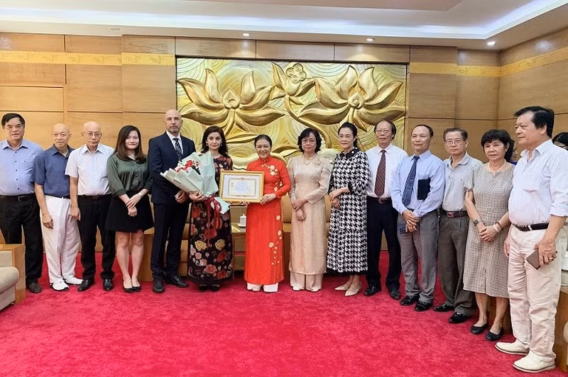 Remise de l’insigne «Pour la paix et l’amitié entre les peuples» à l’ambassadrice bulgare au Vietnam. Photo: baoquocte