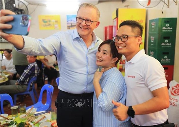 Le Premier ministre australien, Anthony Albanese, et des jeunes vietnamiens. Photo : VNA.