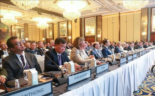 Le général de corps d'armée Hoàng Xuân Chiên, vice-ministre de la Défense (2e à partir de la gauche), au dialogue. Photo : VNA.