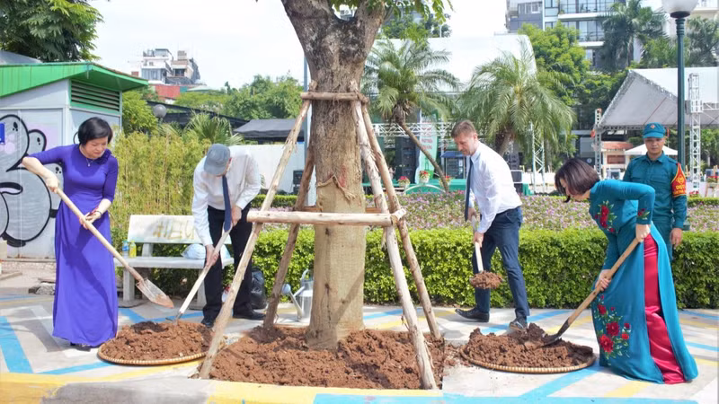 Les délégués plantent des arbres d’amitié lors de la cérémonie de lancement d’un programme intitulé « Planter des arbres d’amitié 2023 ». Photo : thoidai