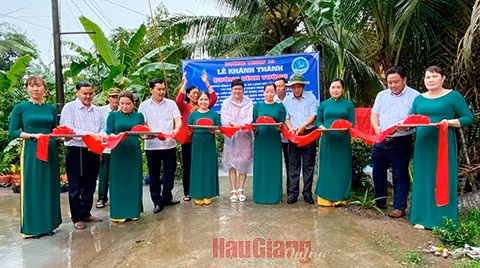 Lors de la cérémonie d'inauguration de la route rurale Vinh Tuong (VESAF 19) et de l’école maternelle Hoa An. Photo: thoidai
