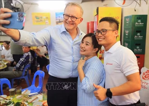 Le Premier ministre australien, Anthony Albanese, et des jeunes vietnamiens. Photo : VNA.