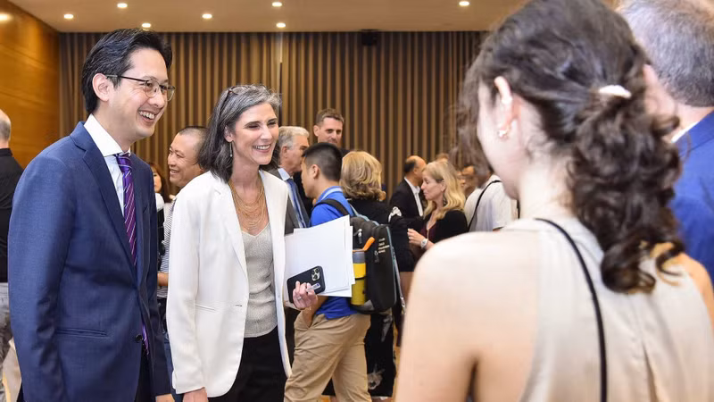 Le vice-ministre des Affaires étrangères Do Hung Viet et la représentante en chef du PNUD au Vietnam, Ramla Khalidi. Photo: baoquocte