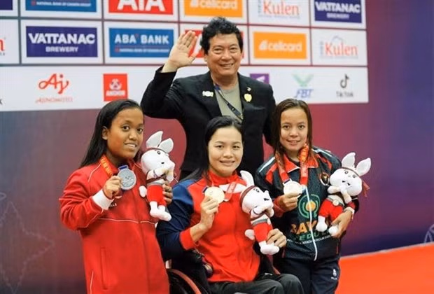 La nageuse Trinh Thi Bich Nhu (au centre) devient l'athlète féminine vietnamienne la plus titrée aux Jeux paralympiques de l'ASEAN 12 avec un total de cinq. médailles d'or, une d'argent et une de bronze. Photo : VNA