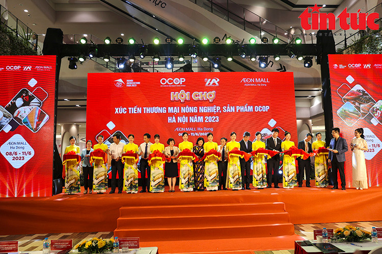 Lors de la cérémonie d’ouverture de la Foire de promotion du commerce agricole et des produits OCOP Hanoi 2023. Photo: baotintuc