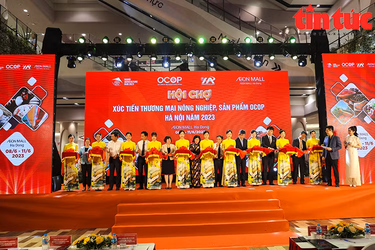 Lors de la cérémonie d’ouverture de la Foire de promotion du commerce agricole et des produits OCOP Hanoi 2023. Photo: baotintuc