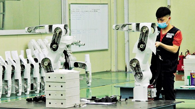 Assemblage du bras du robot dans la société par actions Seojin Vina Co., Ltd. Photo : baobacgiang.com.vn