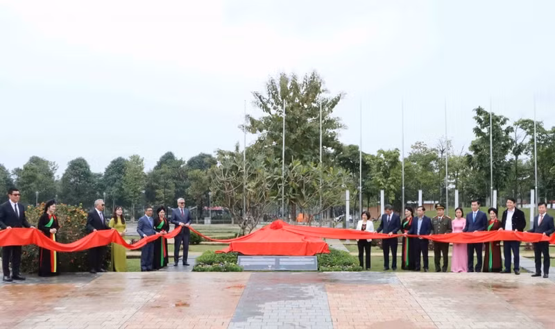 Lors de la cérémonie de remise d’une maquette du temple de Borobudur. Photo: CTTĐT Bac Ninh
