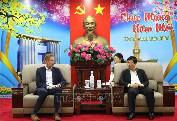 Le président du Comité populaire de la province de Binh Duong, Vo Van Minh, (à droite) et Preben Elnef, vice-président du groupe LEGO et directeur général de LEGO Manufacturing Vietnam. Photo : VNA