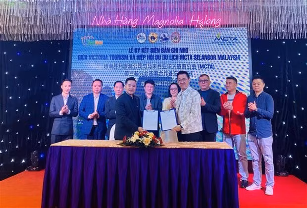 La société vietnamienne Victoria Tourism et MCTA Selangor signent un protocole d'accord, établissant une coopération à long terme pour promouvoir les destinations touristiques de Quang Ninh. Photo: VNA