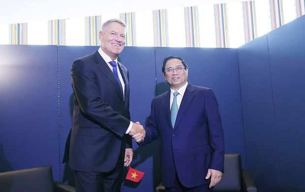 Le Premier ministre Pham Minh Chinh rencontre le président roumain Klaus Iohannis au siège des Nations unies à New York (États-Unis). Photo : VNA