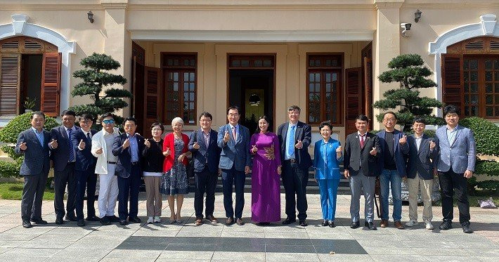 Une délégation de l'Association des hommes d'affaires et d'investissement Vietnam - République de Corée (VKBIA) et celle du Comité social et culturel du Conseil de la province autonome spéciale de Gangwon de la République de Corée en visite de travail à Dà Nang. Photo: VKBIA