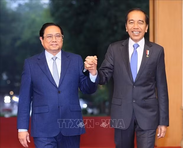 Le Premier ministre vietnamien, Pham Minh Chinh (à gauche) et le Président indonésien, Joko Widodo. Photo : VNA.