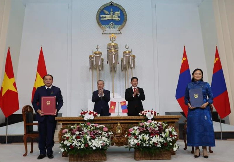 Le Protocole d’accord sur la coopération touristique entre le ministère vietnamien de la Culture, des Sports et du Tourisme et le ministère mongol de la Culture, des Sports, du Tourisme et de la Jeunesse a été signé sous l’oeil du secrétaire général et président vietnamien Tô Lâm et le président mongol Ukhnaagiin Khurelsukh. Photo: VNA