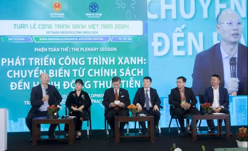 Les délégués de la session plénière de la Semaine des bâtiments verts du Vietnam 2024 ayant pour thème « Développement des bâtiments verts — De la politique à l’action concrète ». Photo : NDEL