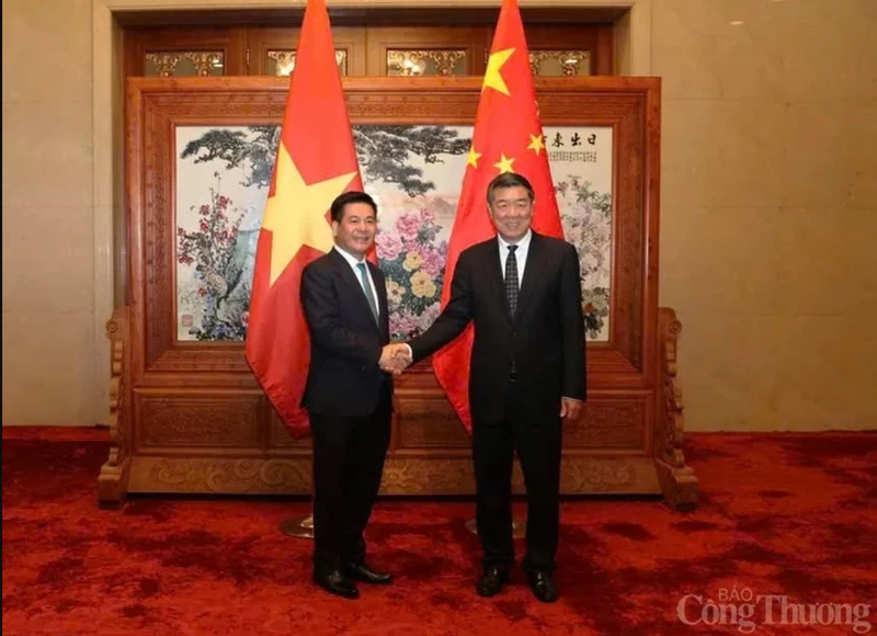 Le ministre vietnamien de l'Industrie et du Commerce Nguyen Hong Dien (gauche) a eu une entrevue le 30 septembre à Pékin avec le vice-Premier ministre chinois He Lifeng. Photo : VNA