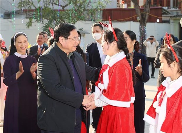 Le Premier ministre Pham Minh Chinh et des catholiques de Bac Giang. Photo : VNA.