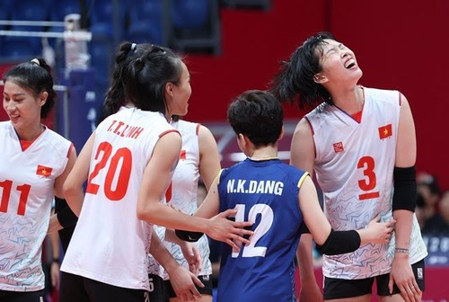 Au Sepak takraw, les Vietnamiennes ont perdu face aux Thaïlandaises au score de 3 à 0, dans la catégorie des équipes de trois. Photo : VNA.