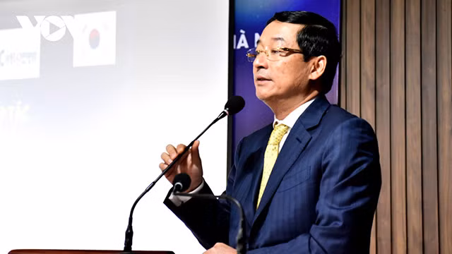 Le président de Hansiba, Nguyên Hoàng, partage les opportunités et les avantages de la coopération entre les entreprises vietnamiennes et sud-coréennes dans le domaine de l'industrie des puces semi-conductrices. Photo : VOV.