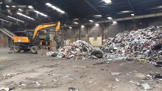 Modèle de collecte des déchets utilisés comme matière première pour le four à clinker de la société par actions de construction et de ciment de Quang Ninh. Photo : VOV.