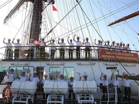 Le voilier 286-Lê Quy Dôn part pour une visite d'amitié à Singapour. Photo : VNA.