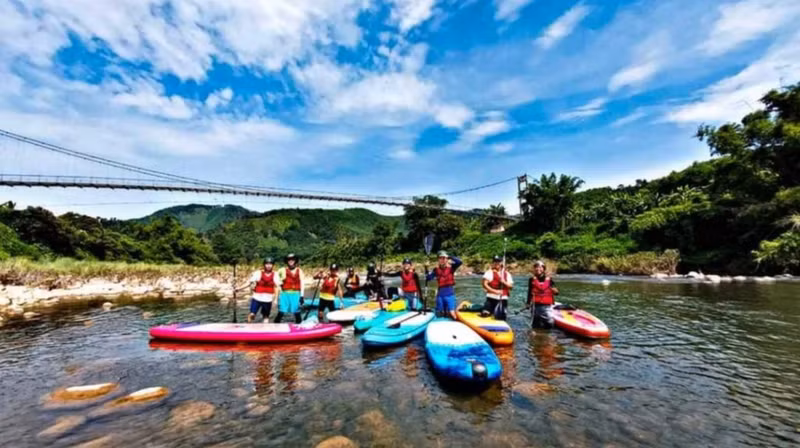 La pratique de l’aviron sur la rivière Tiên Yên est une nouvelle activité et organisée pour la première fois dans le cadre de la Semaine culturelle et touristique de Binh Liêu à la fête de la saison dorée de Binh Liêu de 2023. Photo : Portail d'information électronique de Quang Ninh.