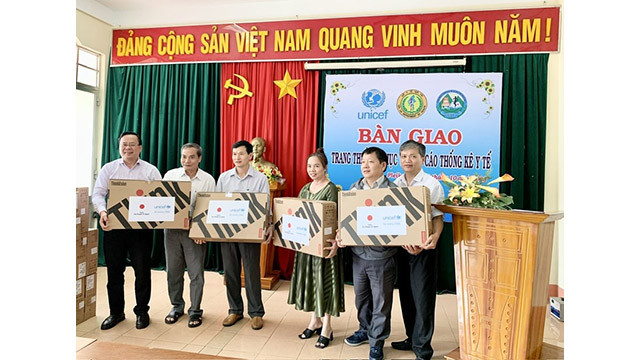 Remise des matériels médicaux au service des tâches d’élaboration de rapports et de statistiques médicales. Photo: thoidai.com.vn